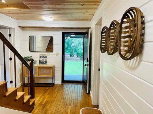 Cozy Mountain Home with River View in Busick, USA