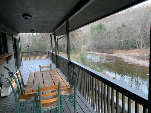 Cozy Mountain Home with River View in Busick, USA