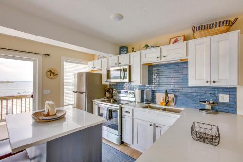 Gorgeous Onekama Condo with Pool and Lake Access! in Onekama, USA