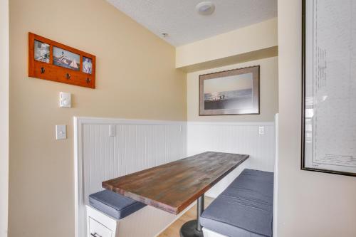 Gorgeous Onekama Condo with Pool and Lake Access! in Onekama, USA