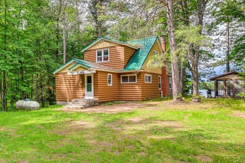 Cozy Echo Lake Cabin Near Snowmobiling Trail! in Mercer, USA