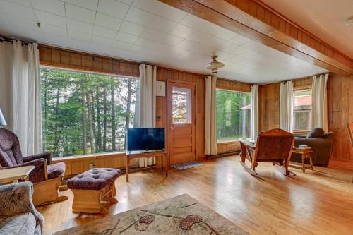 Cozy Echo Lake Cabin Near Snowmobiling Trail! in Mercer, USA