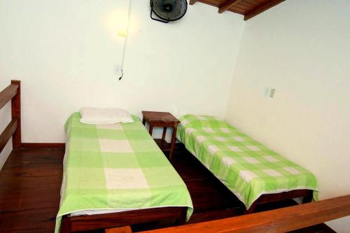 1 queen bed, 2 twin beds