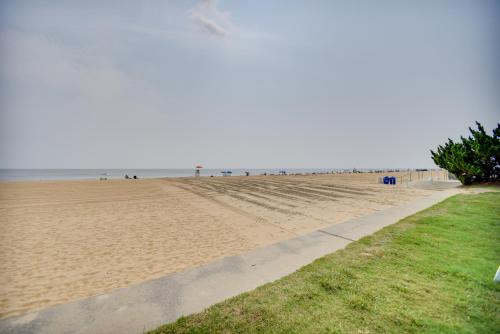 Updated Virginia Beach Studio Steps to the Ocean! - image 11