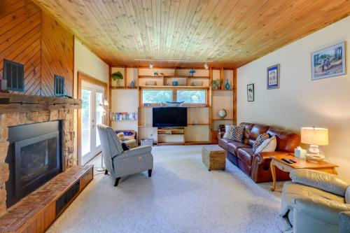 Hart Haven with Cozy Fireplace, Deck and Grill!