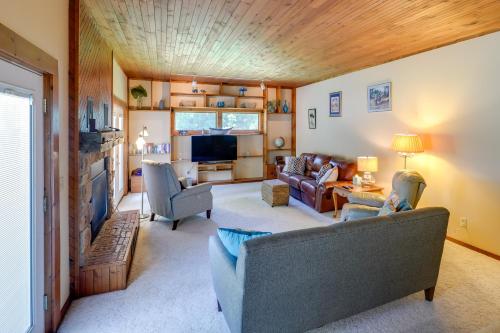 Hart Haven with Cozy Fireplace, Deck and Grill! Hart Haven with Cozy Fireplace, Deck and Grill!