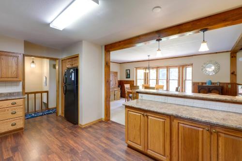 Hart Haven with Cozy Fireplace, Deck and Grill! Hart Haven with Cozy Fireplace, Deck and Grill!