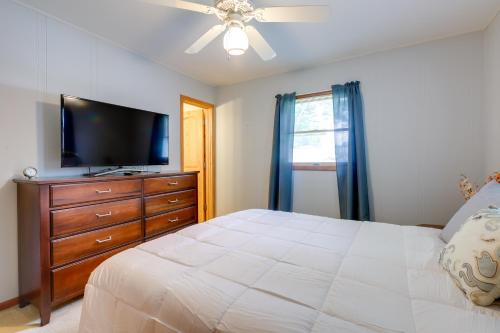 Hart Haven with Cozy Fireplace, Deck and Grill! Hart Haven with Cozy Fireplace, Deck and Grill!