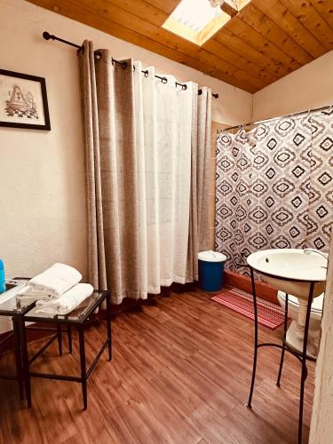 El Extranjero Hostal - image 2