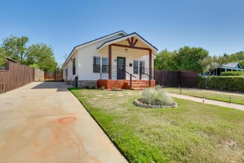 Modern Fort Worth Retreat about 5 Miles to Dtwn!