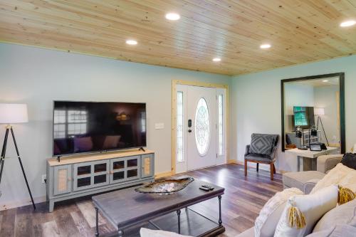 Sevierville Cabin with Private Hot Tub and Fire Pit in Sevierville, USA