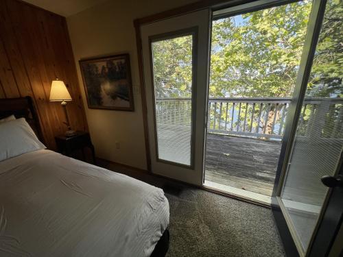 C10 - Lake view two bedroom, two bath log-sided, luxury Harbor North loft cottage with hot tub overlooking Lake Ouachita, Mount Ida (foto 7)