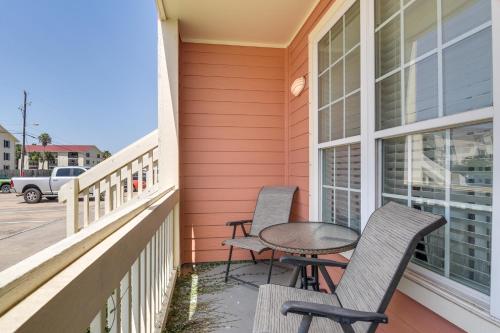 Colorful 1st-Floor Condo Walk to Galveston Beach! - main image
