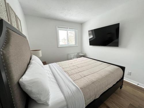 Letitia Heights !C Quiet and Modern Private Bedroom with Shared Bathroom