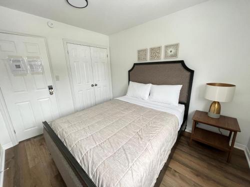 Letitia Heights !C Quiet and Modern Private Bedroom with Shared Bathroom