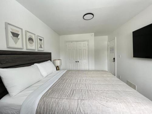 Letitia Heights !D Quiet and Stylish Private Bedroom with Shared Bathroom