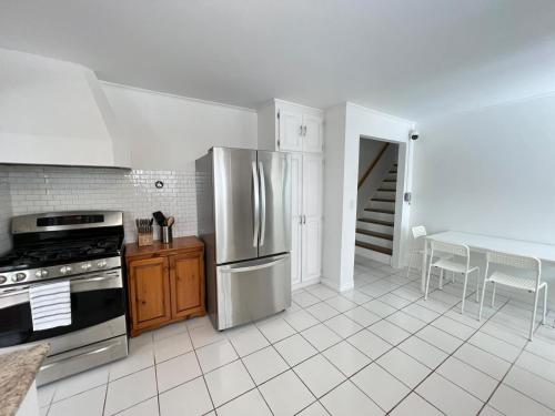Letitia Heights !D Quiet and Stylish Private Bedroom with Shared Bathroom in Barrie