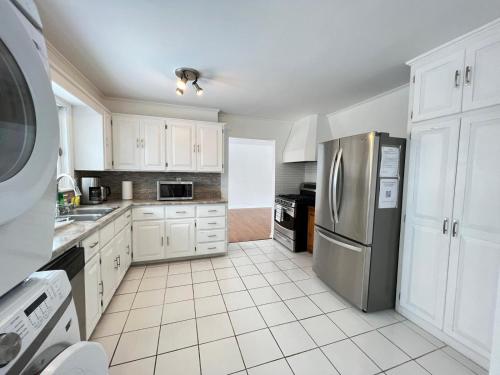 Letitia Heights !D Quiet and Stylish Private Bedroom with Shared Bathroom in Barrie