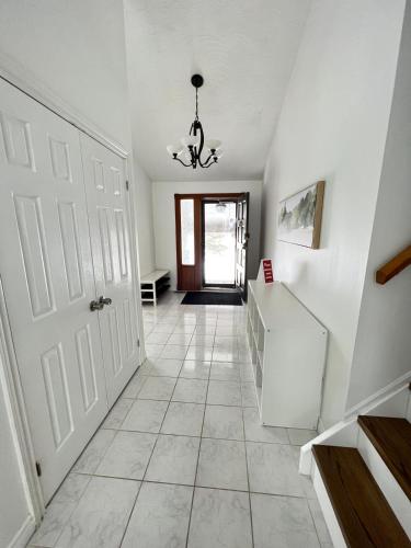 Letitia Heights !D Quiet and Stylish Private Bedroom with Shared Bathroom in Barrie