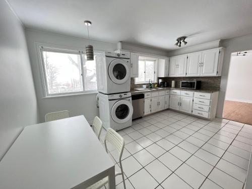 Konyha, Letitia Heights !D Quiet and Stylish Private Bedroom with Shared Bathroom in Barrie