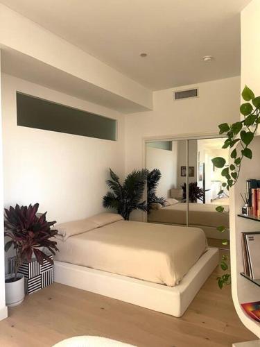 Luxury Highrise Condo Downtown LA in Los Angeles, USA