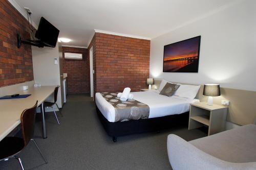 Blue Shades Motel Room Type - Executive Queen Room