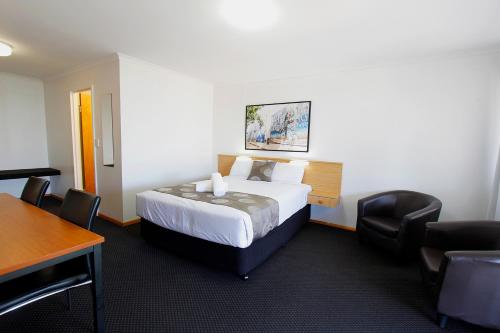 Blue Shades Motel Room Type - Deluxe Suite