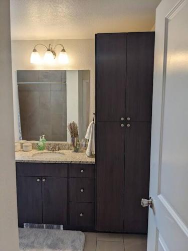 1 Bedroom Fully Furnished Luxury Apartment near Garden of Gods in Colorado Springs, USA