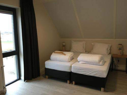  Villa Oesterdam Deluxe Sleeps 8 in Tholen