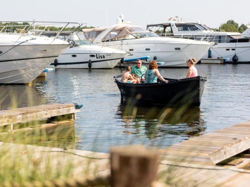 Chalet with a view of the beach or harbour, in a holiday park on the Leukermeer