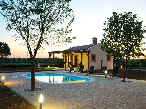 Charming Holiday Home in Prkos with Swimming Pool