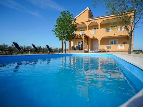 Charming Holiday Home in Prkos with Swimming Pool