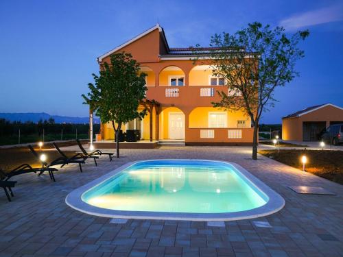 Charming Holiday Home in Prkos with Swimming Pool