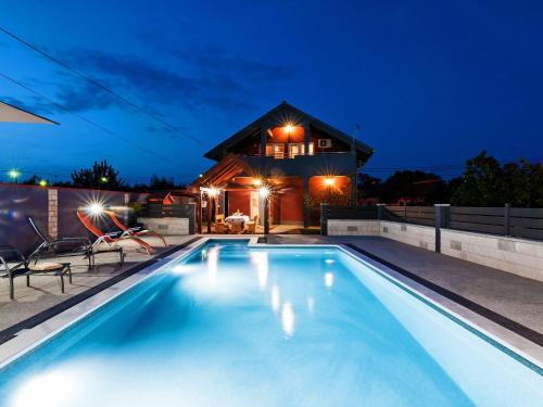 Luxurious Holiday Home in opot with Pool