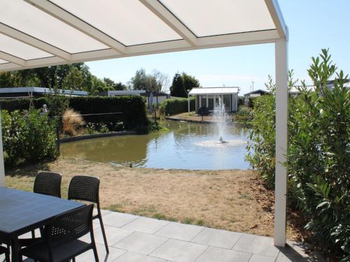 Modern chalet with a dishwasher, in a holiday park at a recreational lake