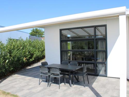 Modern chalet with a dishwasher, in a holiday park at a recreational lake