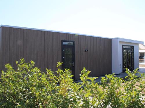 Modern chalet with a dishwasher, in a holiday park at a recreational lake