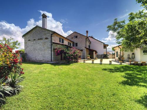 Heritage Holiday Home in Rojnici with Pool