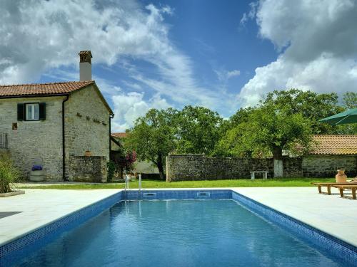 Heritage Holiday Home in Rojnici with Pool