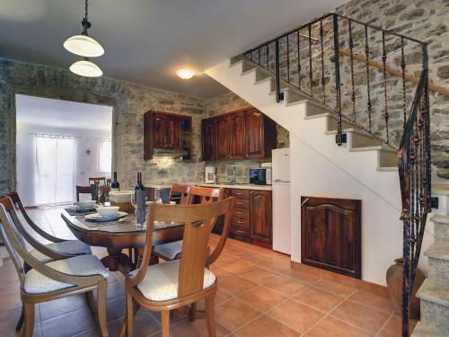 virtuve, Heritage Holiday Home in Rojnici with Pool in Rojņici
