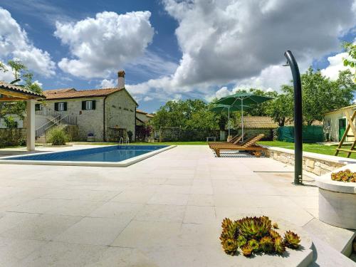 Peldbaseins, Heritage Holiday Home in Rojnici with Pool in Rojņici