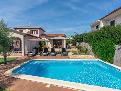 Adorable holiday house with private pool