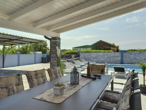 Erkély/terasz, Villa in Fazana near Beach with Pool in Fažana