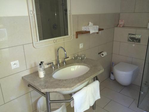 Double Room with Balcony and Pool View 1 - 24 sqm image 10