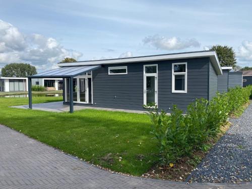 Nice chalet with a dishwasher, in a holiday park at a recreational lake