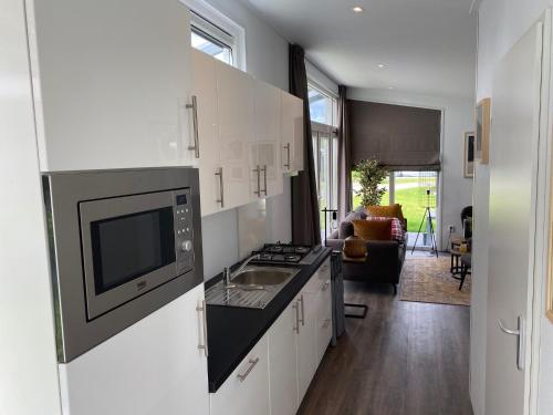 Chalet in Gelderland with Spacious Garden, Lathum (photo 2)