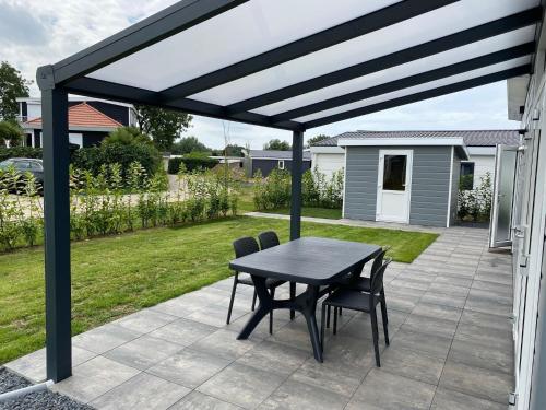 Chalet in Gelderland with Spacious Garden, Lathum (photo 3)