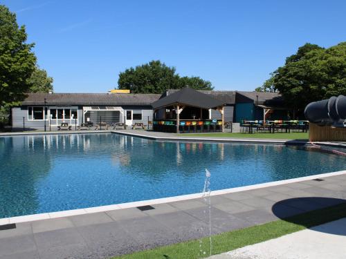 Facilities, Chalet in Gelderland with Spacious Garden in Lathum