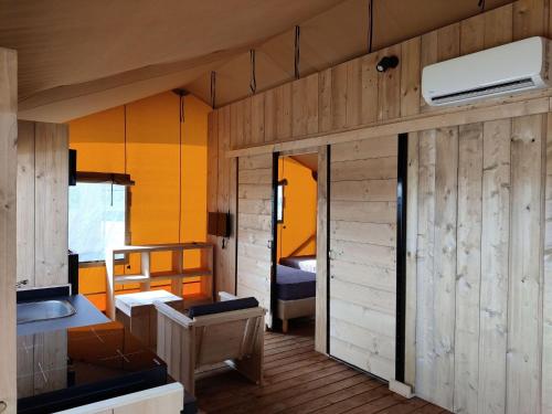 Cosy tent lodge near forest in Bant