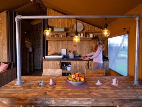  Glamping tent with kitchen near pond in Bant